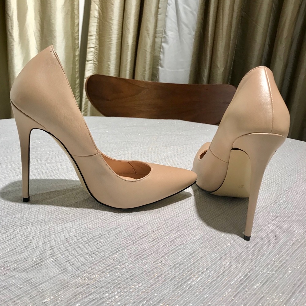 Hot Brand New Nude Pumps